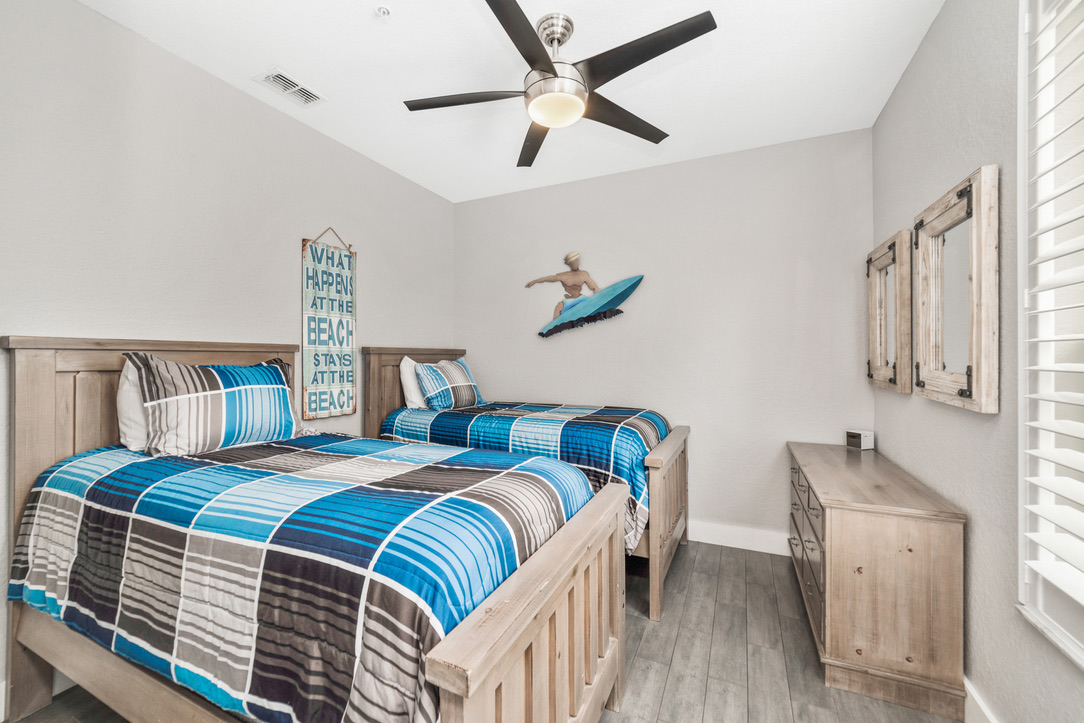 Twin bedroom at Luxury Chic